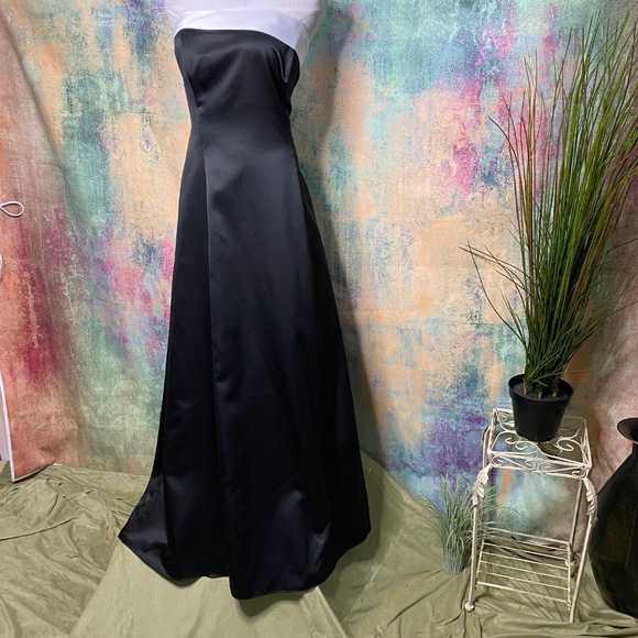 πTimeless & Elegant Black & White Gown - Prom - Formal - Wedding - Picture 1 of 14